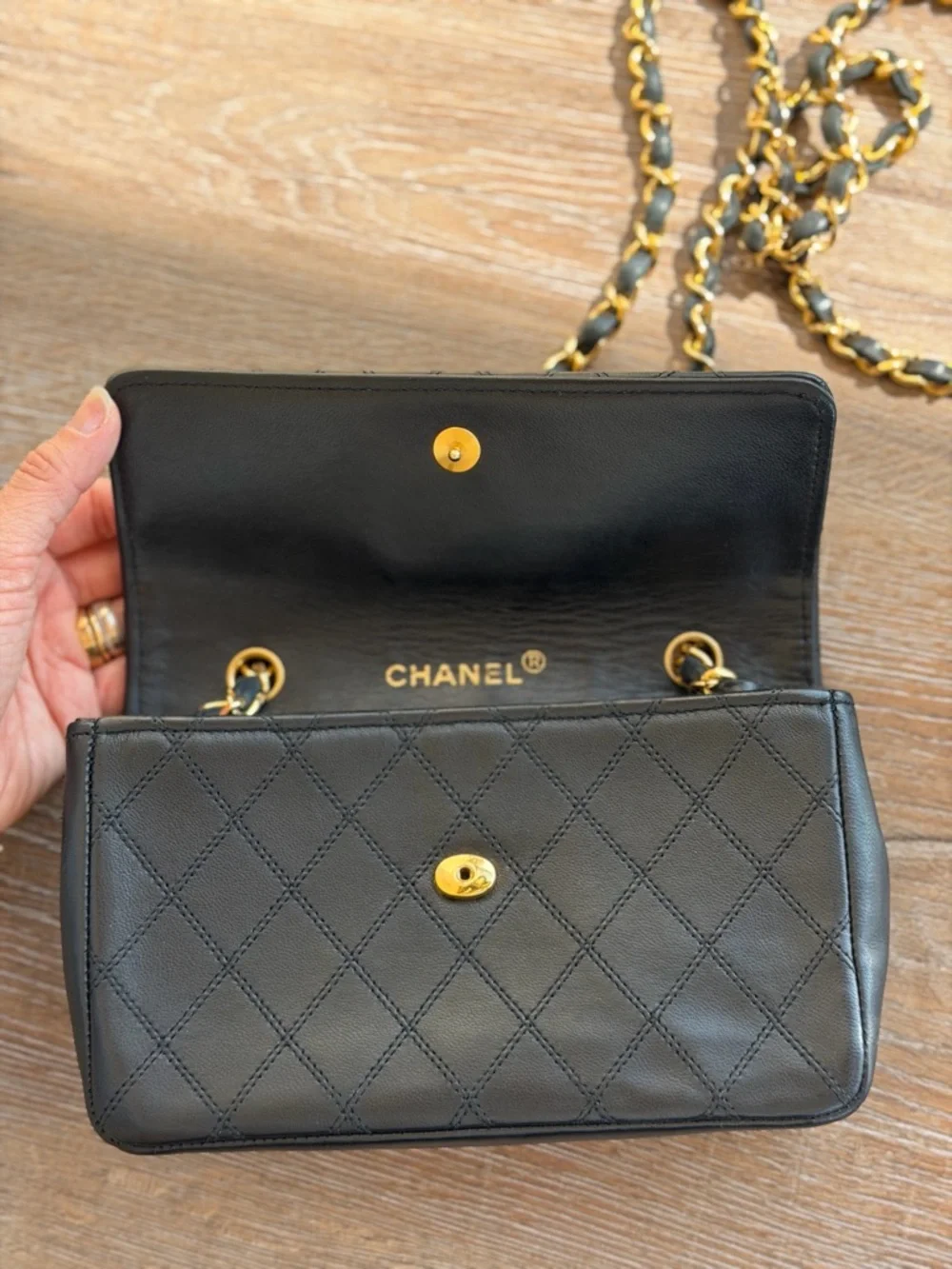 CHANEL Vintage Black Quilted Shoulder Bag with Gold CC - Picture 5 of 6